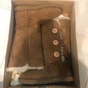 UGG boots Bailey button triplet